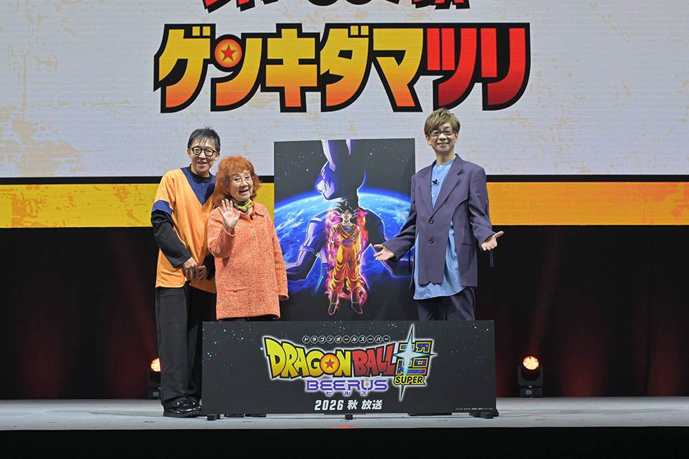 Ba khách mời đứng trên sân khấu sự kiện Dragon Ball bên hình giới thiệu Dragon Ball Super: Beerus.